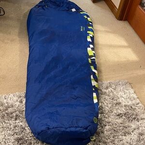 Marmot Kids Trestles 30- Sleeping Bag- Fits up to five feet - with Case
